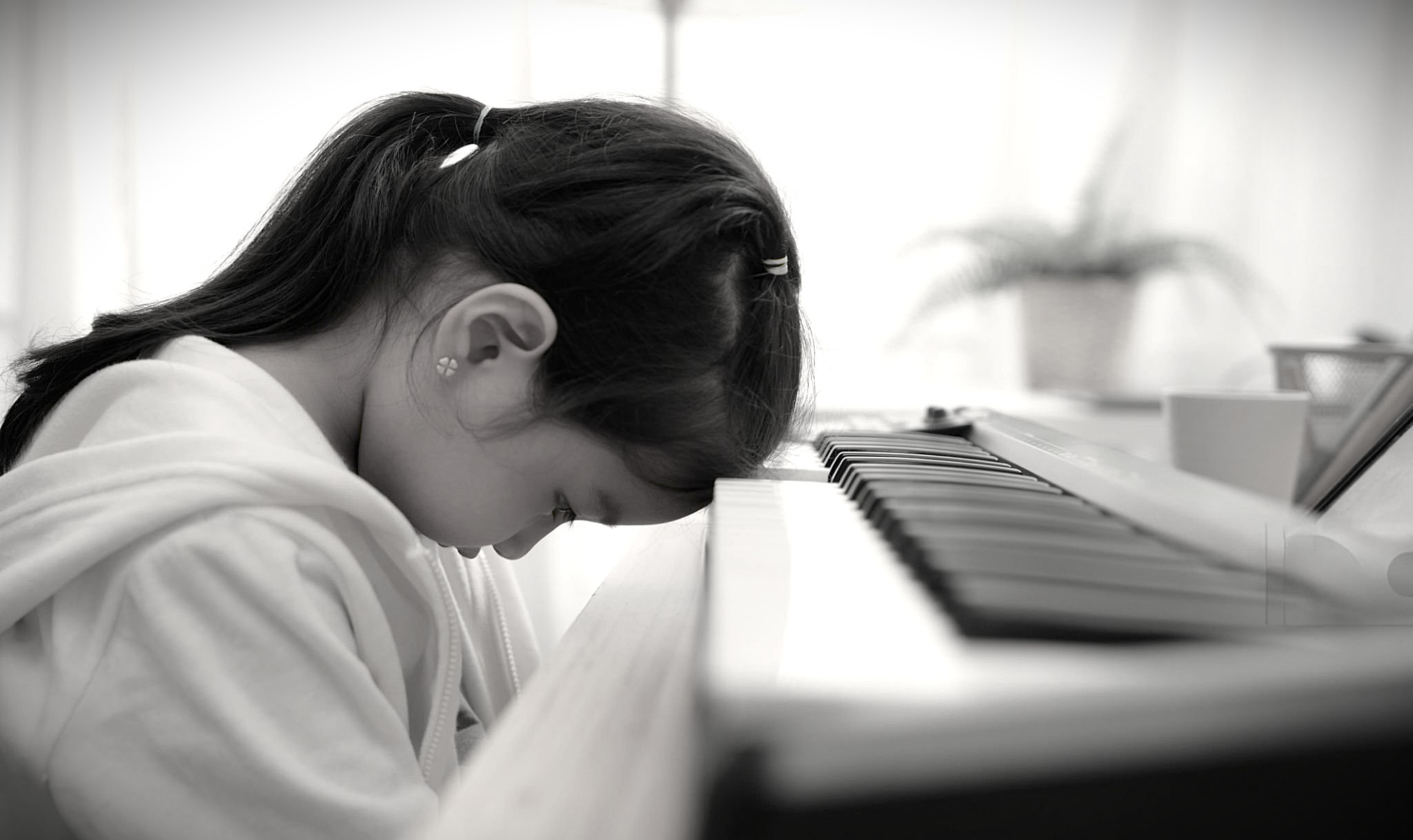 Petit piano jouet rouge, non adapté à l'apprentissage