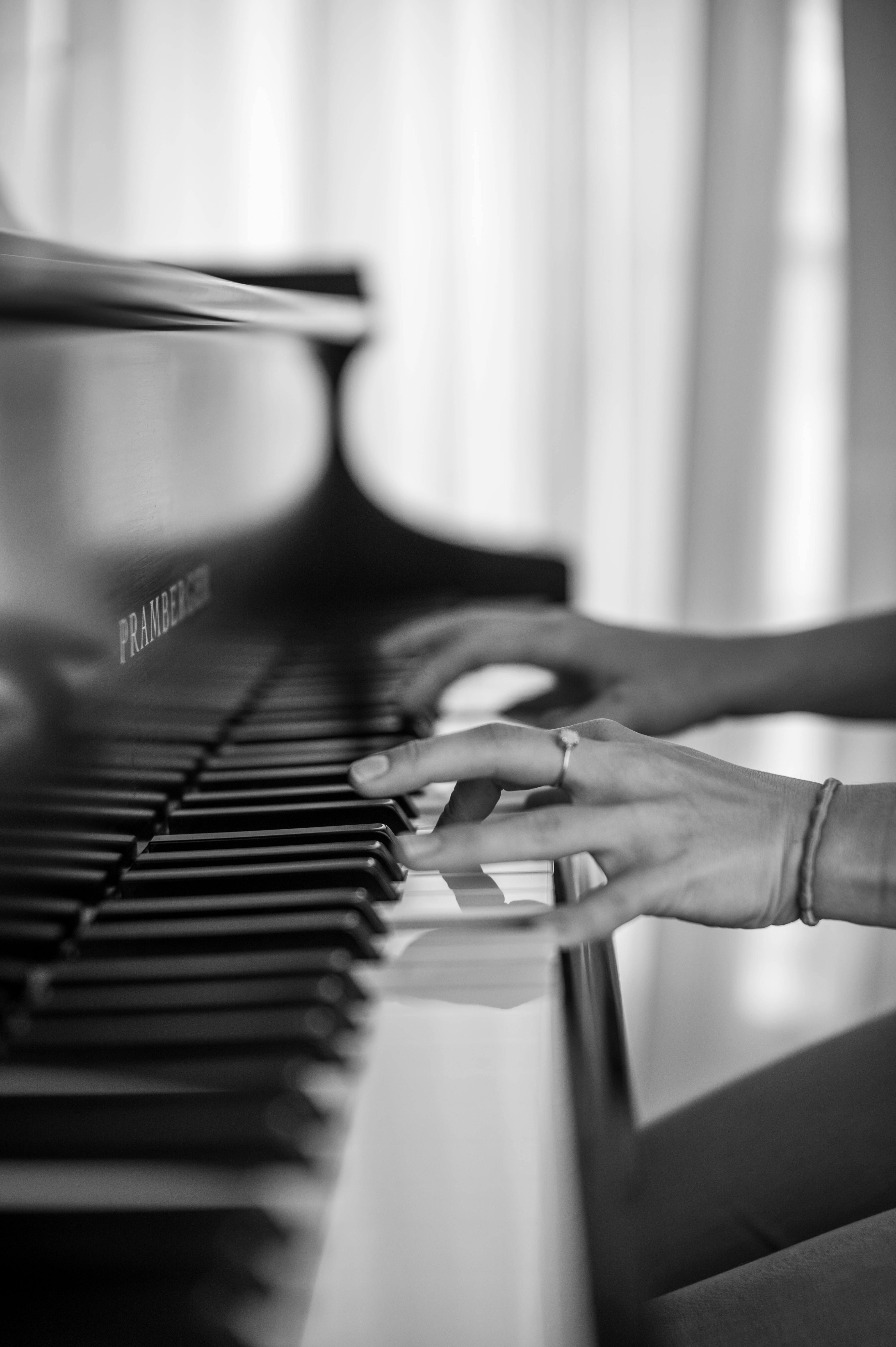 Piano droit moderne, ambiance inscription